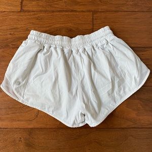 Lululemon Hotty Hot 2.5” Shorts White - 4
